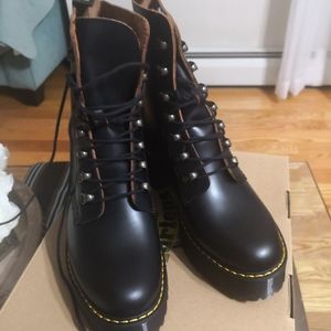 Dr. Martens Leona boots